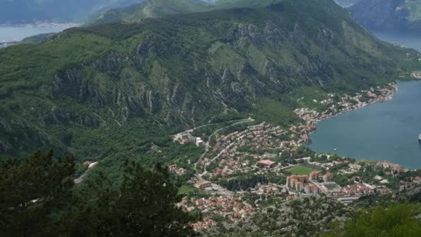 Bucht von Kotor von den Höhen. Blick vom Berg Lovcen auf die Bucht — Stockvideo
