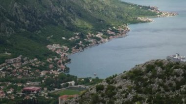 Kotor Körfezi tepelerden. Mount Lovcen için bay göster