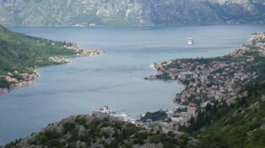 Kotor Körfezi tepelerden. Mount Lovcen için bay göster