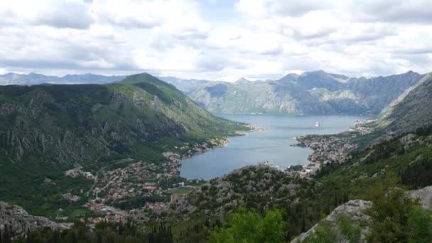 Baai van Kotor vanuit de hoogte. Uitzicht vanaf de berg Lovcen naar de baai — Stockvideo