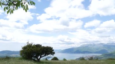 Karadağ üzerinden Fort Gorazde dağlarda görünümden. Kot
