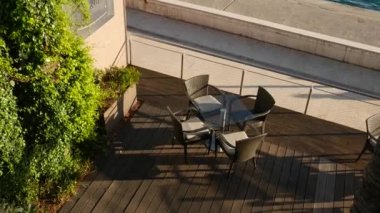 Sokakta kafeterya tablolarda. Sokak Cafe. Monten restoranlarda