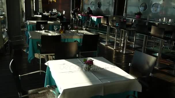 A mesa do restaurante. O interior do café — Vídeo de Stock