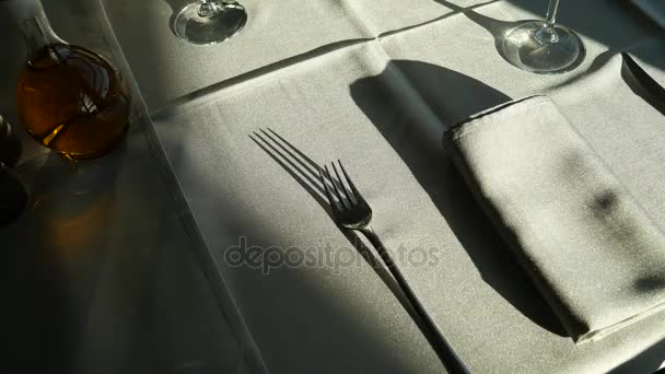 Instrumentos em cima da mesa no restaurante — Vídeo de Stock