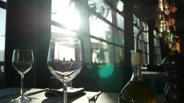 Sonnenlicht in einem leeren Glas. Gläser auf einem Tisch in einem Restaurant — Stockvideo