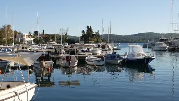 Barcos e lanchas em Montenegro, Budva — Vídeo de Stock