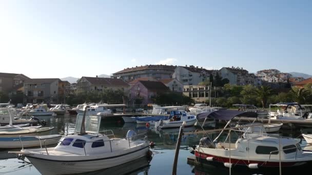 Barcos e lanchas em Montenegro, Budva — Vídeo de Stock