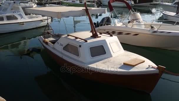 モンテネグロのブドヴァでのボートをドックします。 — ストック動画