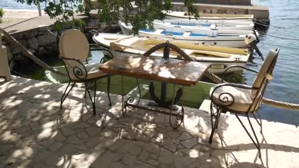 Café cerca del mar. La mesa en el restaurante en la playa. Lun. — Vídeos de Stock