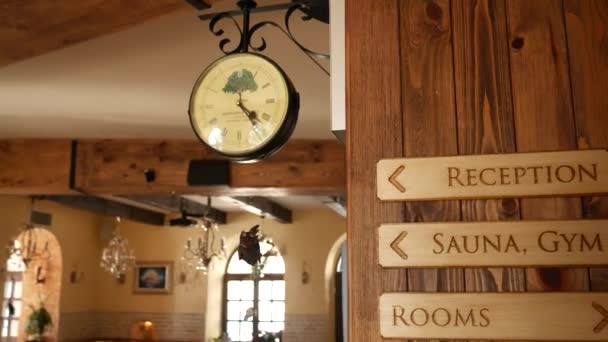 Ponteiros "Recepção, Sauna, Ginásio, Quartos" no restaurante em Montenegro — Vídeo de Stock