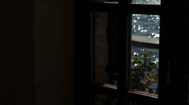 Deniz Manzaralı bir kafe penceresinden.
