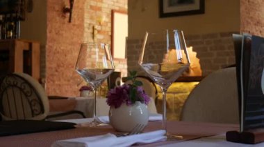 Gözlük bir tabloda bir restoranda. Restoran iç. T