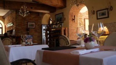 Gözlük bir tabloda bir restoranda. Restoran iç. T