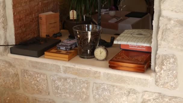 Винтажный будильник рядом с книгами. Дизайн интерьера ресторана — стоковое видео
