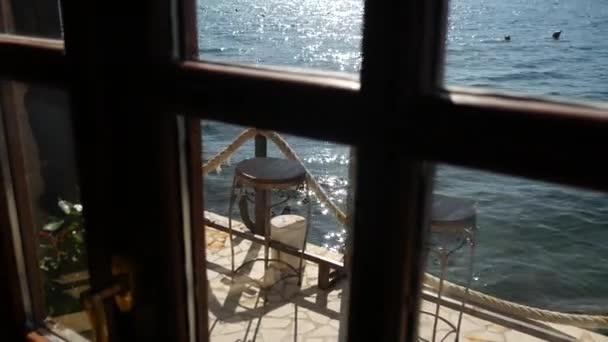 Vista al mar desde la ventana de un café . — Vídeo de stock