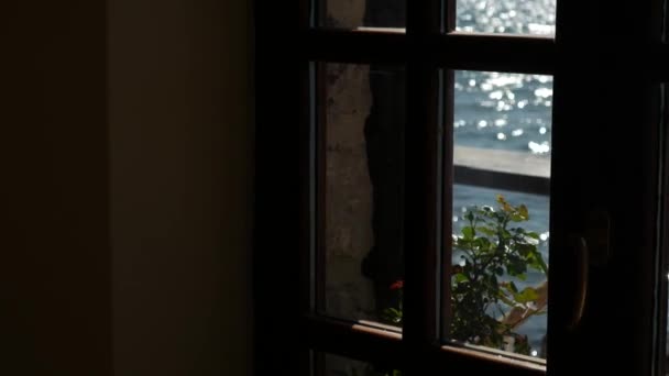 Vista al mar desde la ventana de un café . — Vídeo de stock