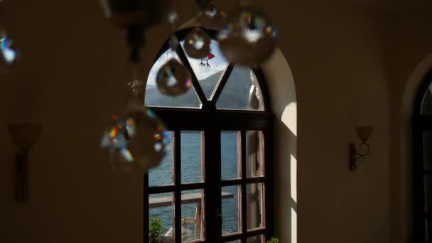 Vista al mar desde la ventana de un café . — Vídeos de Stock