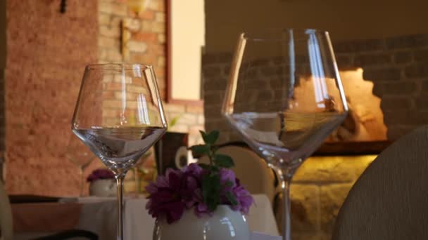 Glazen op een tafel in een restaurant. Het interieur van de restaurants. T — Stockvideo