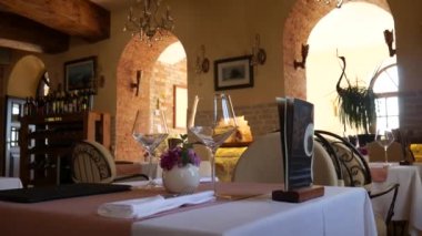 Gözlük bir tabloda bir restoranda. Restoran iç. T