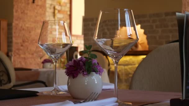 Glasses on a table at a restaurant. The restaurants interior. T — Stock Video