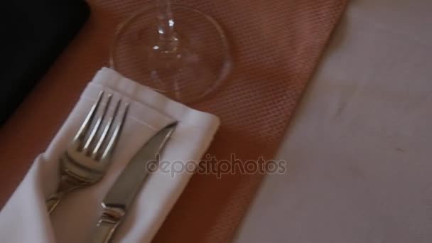 Інструменти на столі в ресторані — стокове відео