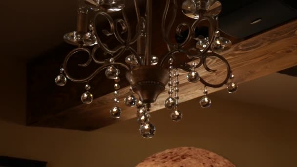 クリスタル シャンデリアのレストラン。傘のインテリア デザイン — ストック動画