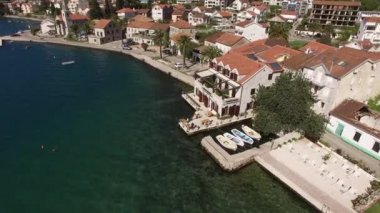 Shore Kotor Koyu'ndaki oteli. Hava