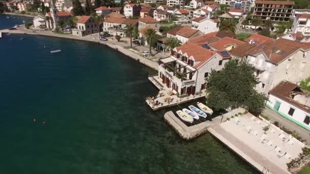 Το ξενοδοχείο στον κόλπο του Kotor ακτή. Εναέρια — Αρχείο Βίντεο