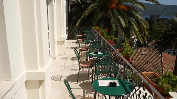 Mesas en la cafetería de la calle. Café Street. Restaurantes en Monten — Vídeo de stock