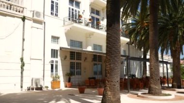 Bir büyük beyaz çok katlı Emlak palmiye ağaçları. Herceg Novi, Pzt