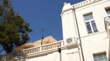 Bir büyük beyaz çok katlı Emlak palmiye ağaçları. Herceg Novi, Pzt