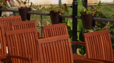 Ahşap sandalyeler sokakta. Cafe sandalyeleri