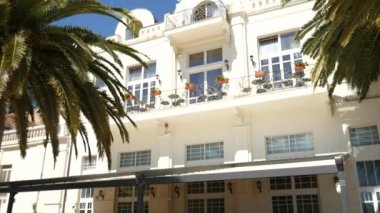 Bir büyük beyaz çok katlı Emlak palmiye ağaçları. Herceg Novi, Pzt