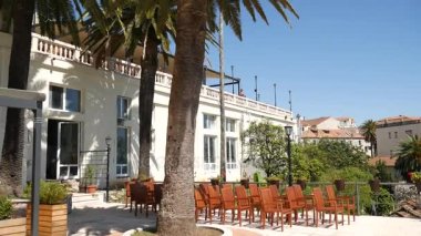 Bir büyük beyaz çok katlı Emlak palmiye ağaçları. Herceg Novi, Pzt