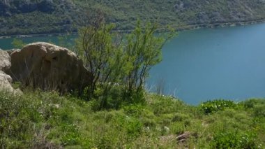 Kotor Koyu'ndaki Karadağ. Dağlar ve kanyonlar, deniz.