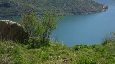 Kotor Koyu'ndaki Karadağ. Dağlar ve kanyonlar, deniz.