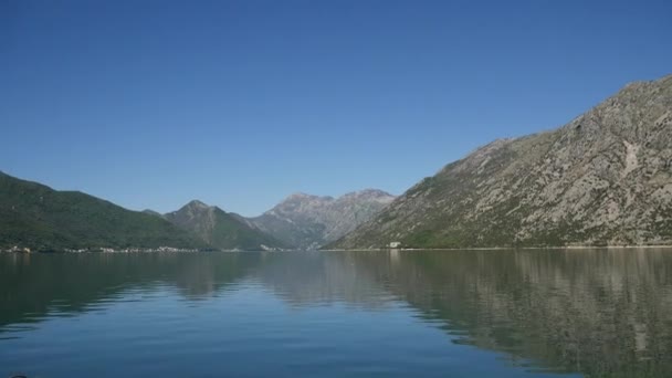 Baia di Kotor in Montenegro. Montagne e canyon, mare . — Video Stock