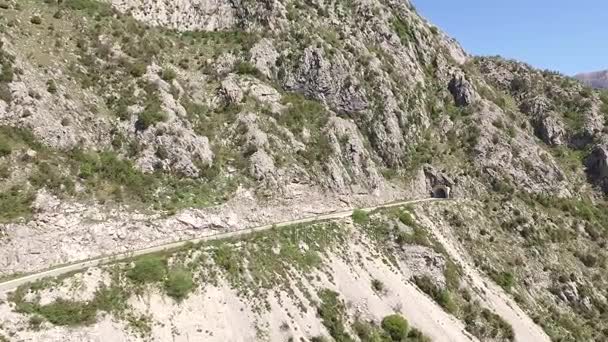 El camino en las montañas de Montenegro — Vídeo de stock