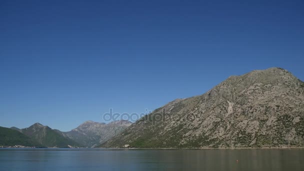 Kotor Bay in Montenegro. Bergen en ravijnen, zee. — Stockvideo