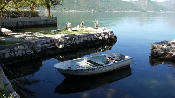 Lodě a loďky v zálivu Kotor v Černé hoře — Stock video