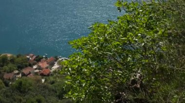 Ev deniz kenarı. Görüntülemek dağdan evine üzerinde