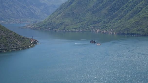 Ostrov Gospa od Skrpela, Durmitor, Černá Hora. Pohled z — Stock video