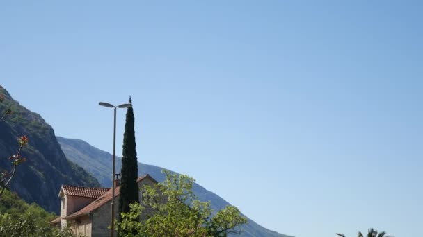 Ljuta dorf in der bucht von kotor, in montenegro — Stockvideo