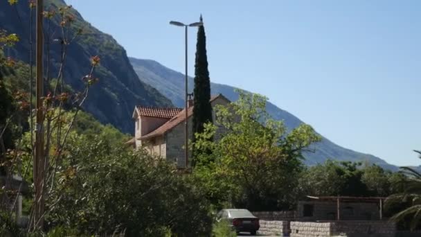 Ljuta dorp in de baai van Kotor, Montenegro — Stockvideo