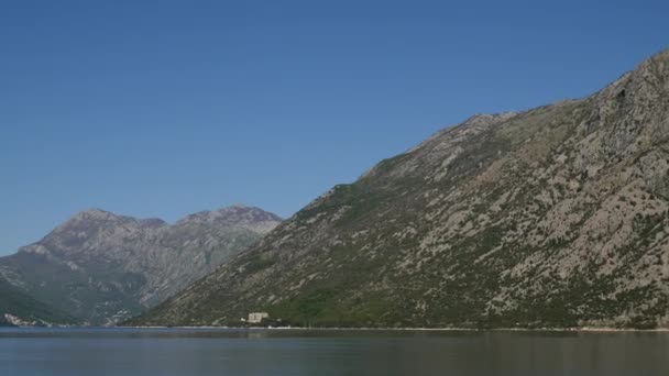 Kotor Koyu'ndaki Karadağ. Dağlar ve kanyonlar, deniz. — Stok video