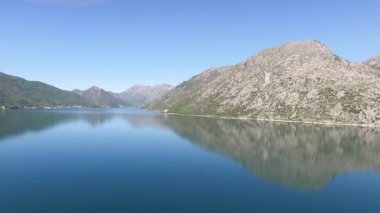 Kotor Koyu'ndaki Karadağ. Havadan çekim