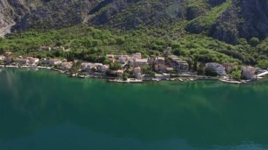 Körfezi Kotor, Karadağ'ın ljuta köyünde. Havadan fotoğraf w