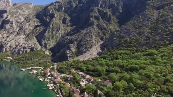 Ljuta dorf in der bucht von kotor, in montenegro. Luftbild w — Stockvideo