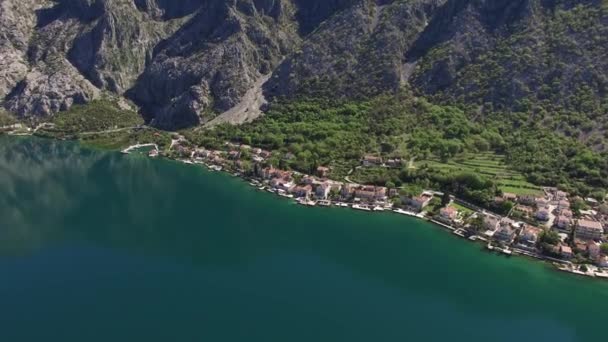 Ljuta vesnice v zátoce Kotor v Černé hoře. Letecké foto w — Stock video
