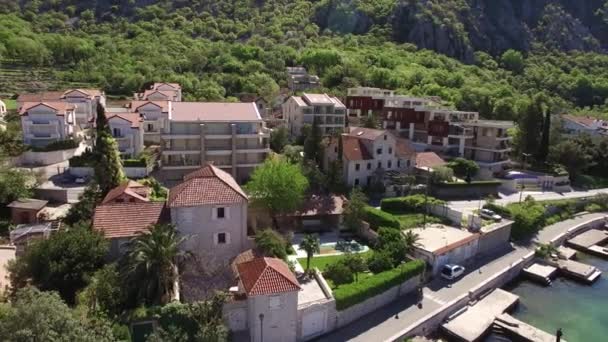 Ljuta dorp in de baai van Kotor, Montenegro. Luchtfoto w — Stockvideo